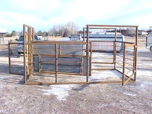 Calving Pen 8’6” x 14’ Calving and Nursing Pen – Has a 9’6” gate which forces cow into the head gate, with the door in this gate to let a calf nurse. Has 3 entrance gates.